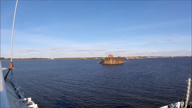 Вход в дамбу города Санкт-Петербург на судне Эльбрус, исторические места города с воды, Кронштадт смотреть онлайн