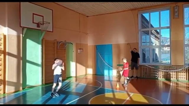 Обучение элементам баскетбола.Бросок мяча в кольцо после двух шагов смотреть онлайн