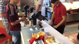ВЛОГ: ОБЖИРАЕМСЯ С БРАТОМ В McDonalds GIANT GUMMY! Славный Обзор БУРГЕР CHALLENGE VLOG