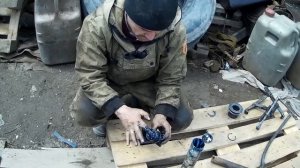 МАЗ, ЯМЗ натяжной ролик засвистел. Мажем смазкой БПВ.