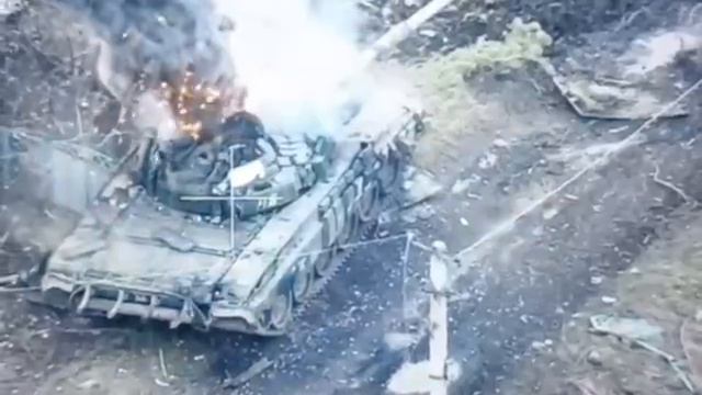 Уничтожение украинского Т-72М1 смотреть онлайн