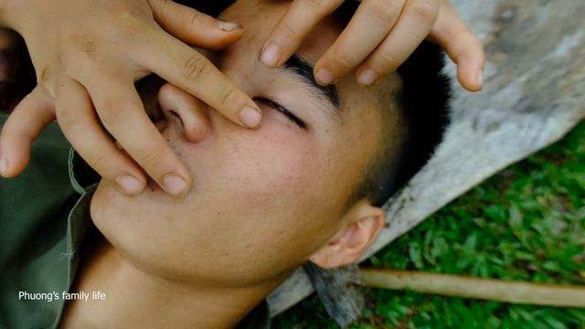 The culprit appeared - Suddenly attacked by a snake _ Phuong's family life смотреть онлайн