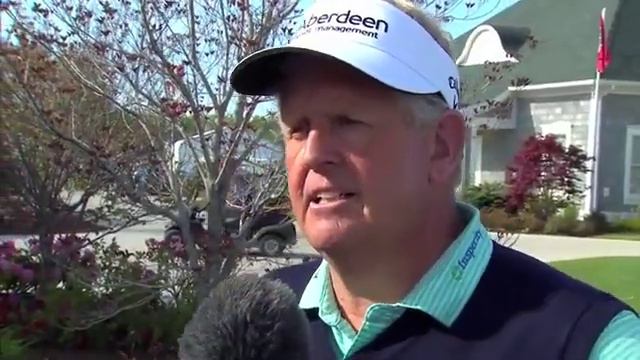 Colin Montgomerie is Happy that He's "1 Ahead of Langer" | 2014 Senior PGA Championship смотреть онлайн