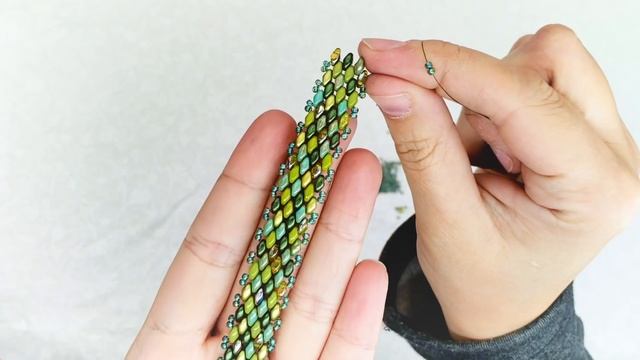 How To Peyote Stitch a Bracelet with SuperDuos and Professional Finishes смотреть онлайн