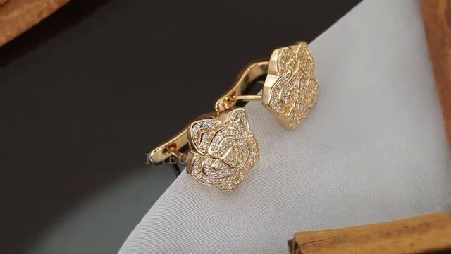 Стильные серьги с фианитами, покрытые золотом смотреть онлайн
