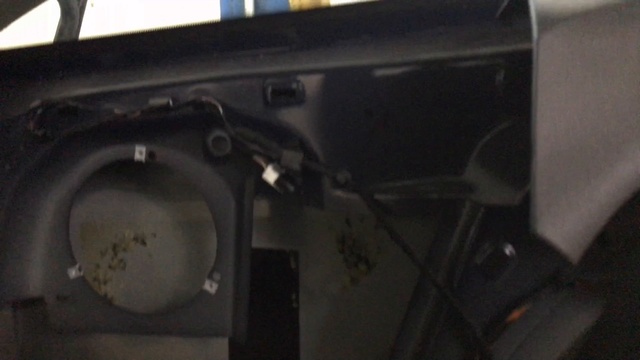 Сегодня в объективе стоит разобранный изнутри Форд Фокус купе - делаем дополнительную шумку смотреть онлайн