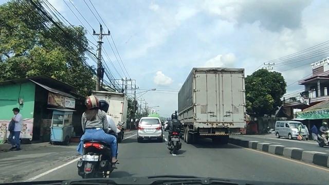 Driving around Ungaran City, Central Java during the day, view of Mount Ungaran смотреть онлайн