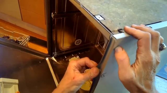 Miele Dishwasher Door Falls — (FIXED) смотреть онлайн