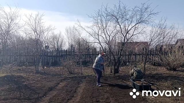 ЖИЗНЬ В ДЕРЕВНЕ/КОПАЕМ ЗЕМЛЮ.Сажаю ЛУК по новому методу.СУП чечевичный и ЛУК на ОБЕД. смотреть онлайн