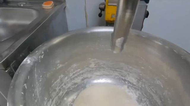 Военнослужащий показал, как пекут хлеб на передовой. смотреть онлайн