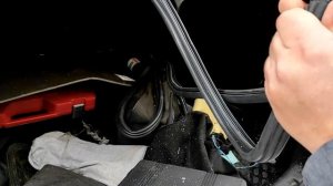 Зимне-осенняя доработка Лады Гранты FL. Установка уплотнителя между стеклом и крышкой багажника