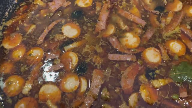 СОЛЯНКА Сборная Мясная. ПРОСТОЙ РЕЦЕПТ очень вкусной СОЛЯНКИ смотреть онлайн