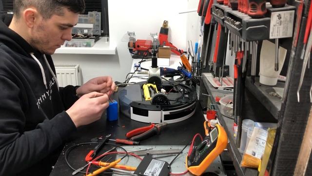 Ремонт Робот-Пылесос SilverCrest! работает 2 секунды и выключается! замена аккумулятора! смотреть онлайн