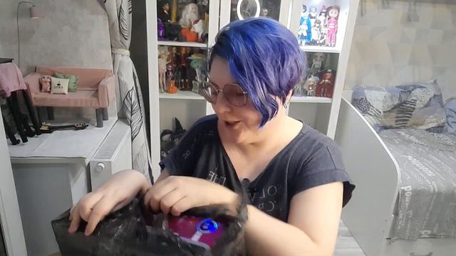 Распаковка посылки с куклами от MGA: Bratz, Shadow high смотреть онлайн