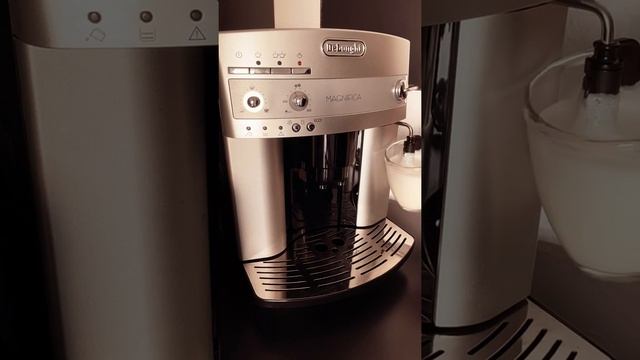 Latte Macchiato ❤️ mit DeLonghi Magnifica, in 3 min ne Latte auf der Couch genießen смотреть онлайн