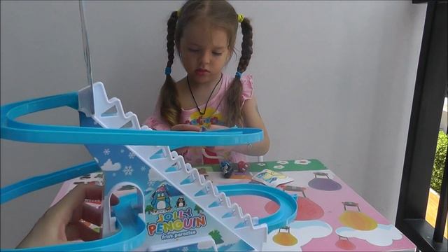 Веселые пингвины катаются с горки Обзор игрушек Funny penguins slide down Toys review смотреть онлайн
