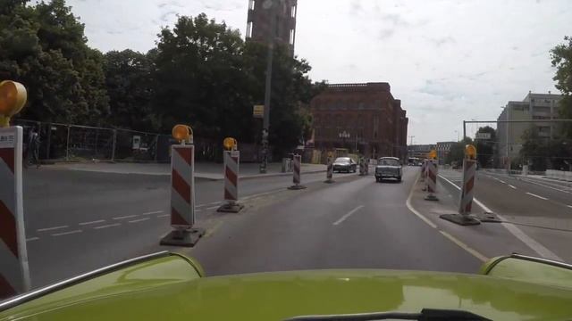 トラバント（東ドイツの2スト！の車）に試乗！フル加速＆ベルリン観光 【字幕オンでインプレ表示】 Trabi (Trabant) test drive, engine sound! смотреть онлайн