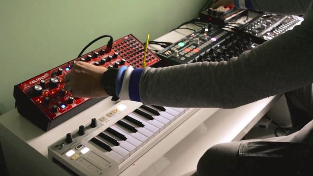 Techno Hypnotic Jam with analog Gear. Neutron behringer, td-3, drumbrute, Volca Keys. смотреть онлайн