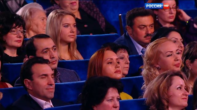 Алла Пугачёва на праздничном шоу Валентина Юдашкина (8 марта 2016 года) смотреть онлайн