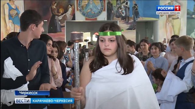 В Карачаево-Черкесском медицинском колледже прошло посвящение первокурсников в студенты смотреть онлайн