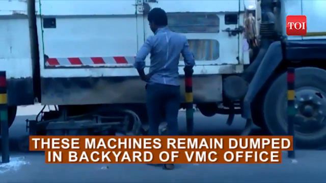 Varanasi: 'Dumped' sweeping machines are used to clean roads ahead of minister’s visit смотреть онлайн