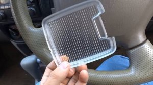 Замена лампы в плафоне освещения салона на Mazda Demio