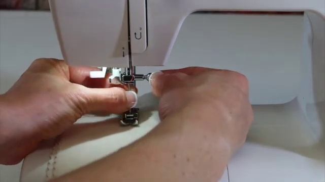 Singer Tradition 2277 11 How to Change Needles смотреть онлайн