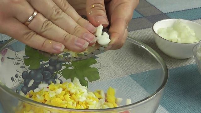 Салат из КРАБОВЫХ ПАЛОЧЕК с КУКУРУЗОЙ / Очень вкусный и сытный! смотреть онлайн