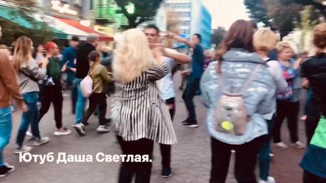 "Мы" танцуем, фонарщик - работает, а гости наблюдают, раскидывая глаза на все четыре стороны! смотреть онлайн