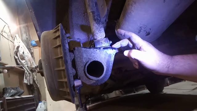 Закис болт крепления амортизатора