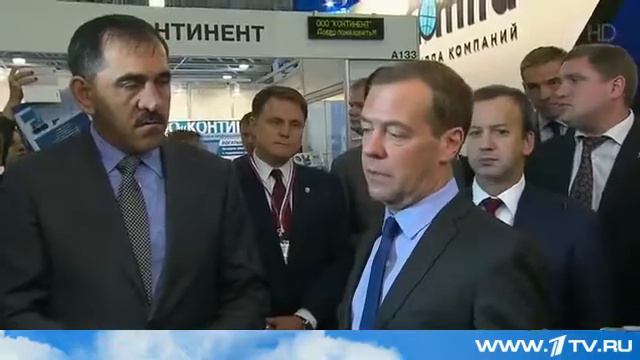 Дмитрий Медведев посетил выставку «Импортозамещение» смотреть онлайн