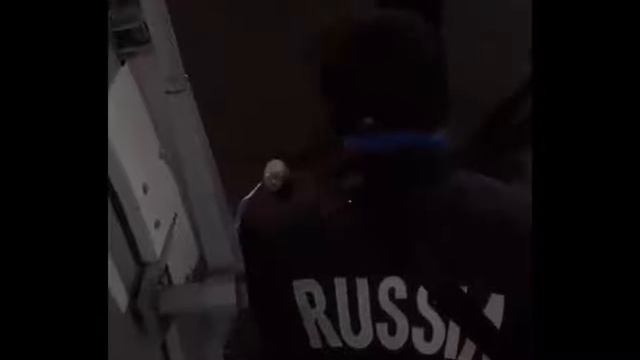 отказались помочь спустится паралимпийцу с самолета смотреть онлайн