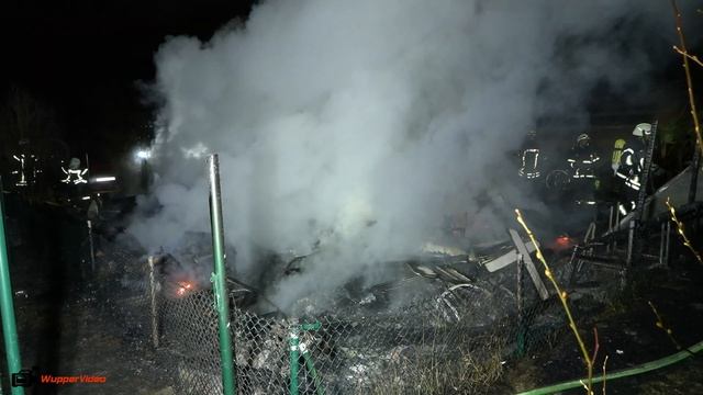 Gartenlaube brennt vollständig nieder in Köln-Rondorf - Canon XF605 | 09.12.2021 смотреть онлайн