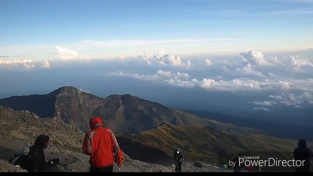 Hiking and trekking Mount Rinjani, Lombok island, Indonesia смотреть онлайн