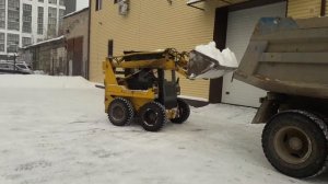 МКСМ 800 в работе. Грузим снег.