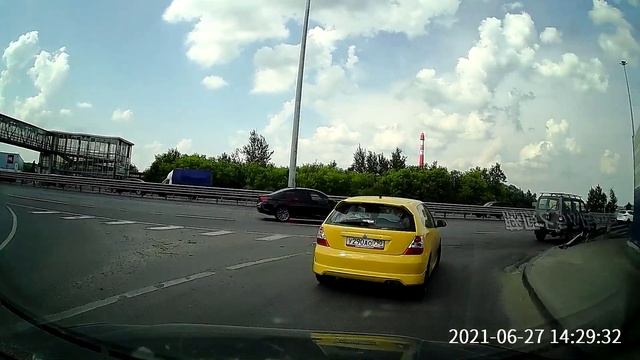 Honda CR-V RD1 едет на заправку за жёлтым TypeR смотреть онлайн