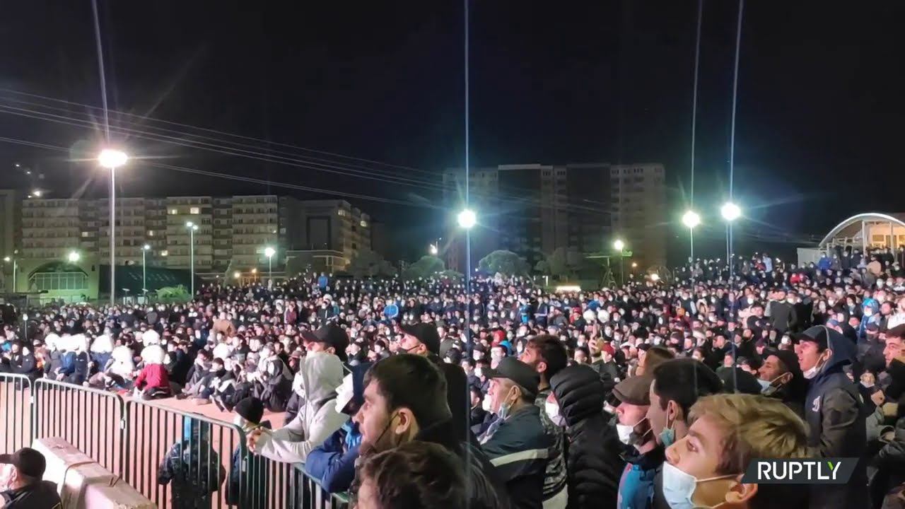 Фанаты Хабиба Нурмагомедова в Дагестане празднуют его победу над Гэтжи в UFC смотреть онлайн