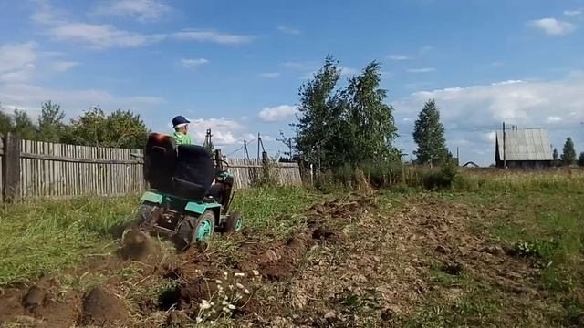Самодельный минитрактор С4. Пахал дерн ,расход топлива. смотреть онлайн