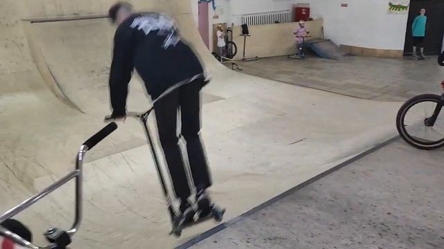 Крытый скейт парк BunnyHop. Инструктор Антон Горностаев делает 360 NOHAND. Учим трюкам. смотреть онлайн