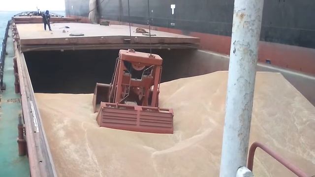 Сухогруз река-море и морской сухогруз.Перевалка зерна.Черное море. смотреть онлайн