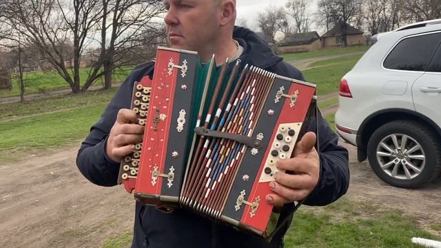 Талантливый гармонист Александр играет на своей мастеровой гармошке смотреть онлайн