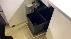 Выдвижные мусорные ведра и системы сортировки для кухни