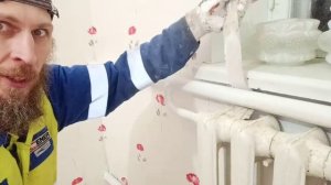 как покрасить трубы отопления в труднодоступном месте.