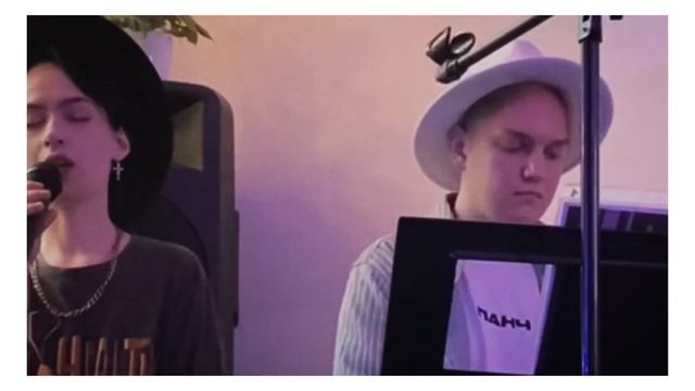 Lia Silver, Sasha Timirev - Cardigan/Отдам поцелуи (Квартирник Панч) (Live Version) смотреть онлайн