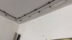 Без гофры, можно и нужно по бетонному потолку