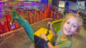 Дети и Машина. Диана и Даня управляют экскаватором. Манкиту