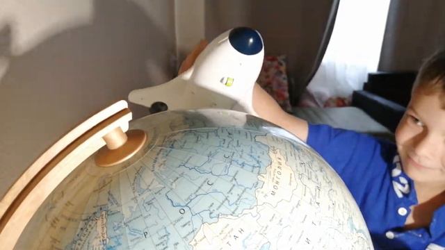 Игрушечный шаттл летит в космос. Даник рассказывает про шаттл. Распаковка космолета смотреть онлайн