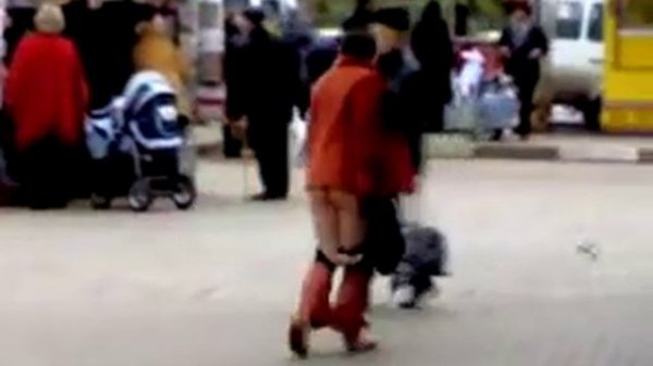 женщина потеряла штаны с трусами возле ТЦ