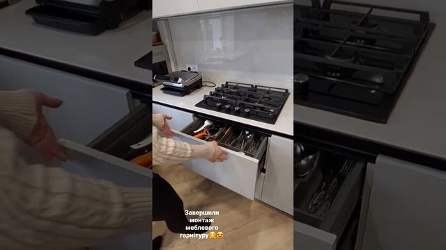 Кухня на замовлення до стелі, кутова, невеличка, функціональна. Стільниця змонтована під вікно. смотреть онлайн