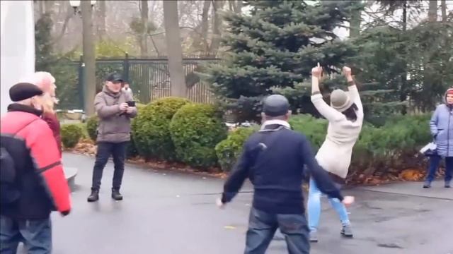 НУ ЗДРАСТЕ,ТЫ ЖЕНАТЫЙ И ТРОЕ ДЕТЕЙ ХАРЬКОВ НОЯБРЬ 2023 ТАНЦЫ В ПАРКЕ #dance #kharkiv смотреть онлайн